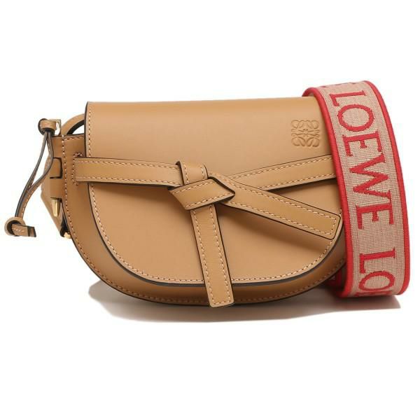 リボンのように結んだレザーベルトがポイント♪『LOEWE（ロエベ）』の