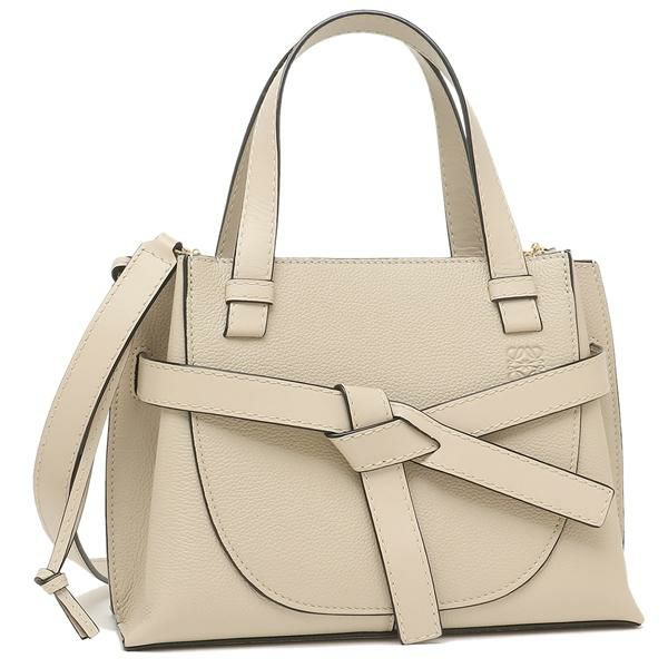 リボンのように結んだレザーベルトがポイント♪『LOEWE（ロエベ）』の