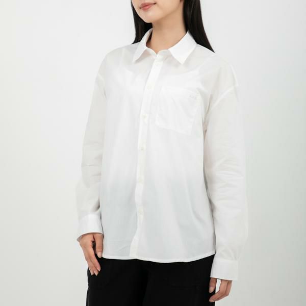 APC（アーペーセー）のシャツが入荷しました 清潔感漂うベーシックなシルエットのシャツ。胸元のポケットにさりげなくロゴを添えてブランドらしさを表現しました。着回し力のあるシンプルデザインで単体ではもち