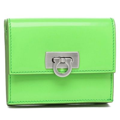 未使用に近い FERRAGAMO フェラガモ 二つ折り財布 ヴァラ 箱付き 現行 サルヴァトーレ・フェラガモ 二つ折り財布 ヴァラリボン レザー