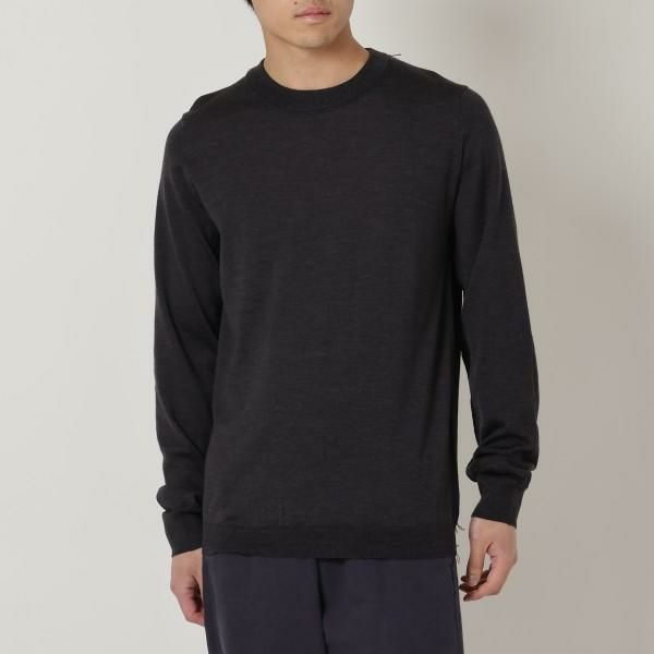 Maison Margiela（メゾンマルジェラ）のニットが入荷しました スタイルを引き締めるシックなカラーのクルーネックニット。シンプルながら、ステッチ使いでこなれ感を演出しました。1枚着ではもちろ