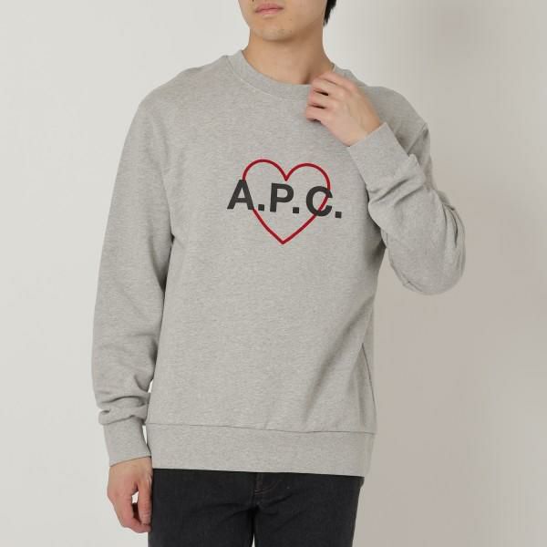 APC（アーペーセー）のスウェットが入荷しました フロントに配したロゴとハートがアクセントのスウェット。肌触りがよくライトな生地感なので、ロングシーズン着用できます。パンツからスカートまで幅広いコーデ