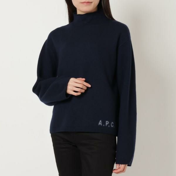 APC（アーペーセー）のニットが入荷しました 落ち着いたカラーのハイネックニット。洗練された上質で柔らかい素材を使用しており、快適な着心地を叶えます。さり気なくロゴをあしらいブランドらしさをアピール。