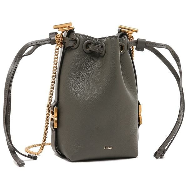 CHLOE（クロエ）のショルダーバッグが入荷しました 上質な風合いに、深みのあるカラーが大人の魅力あふれるデザイン。サイドに配したメタルパーツやチェーンが華やかな印象を与えます。開閉は巾着型で中を見渡