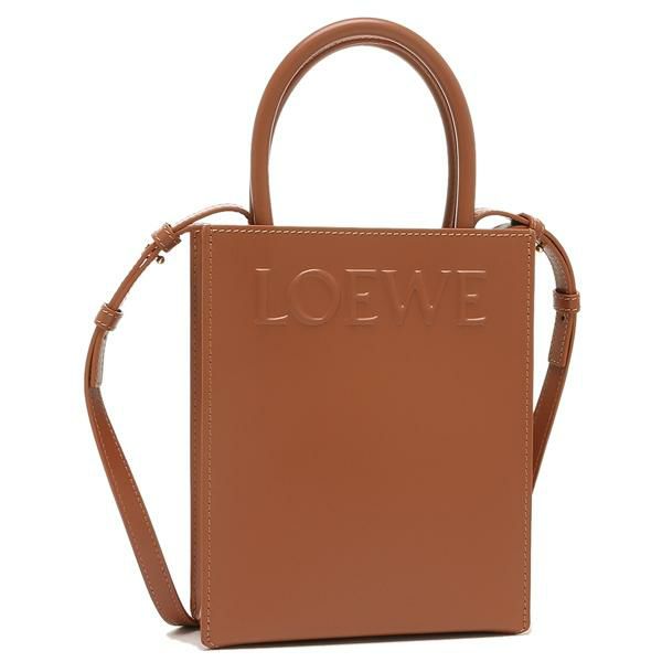 LOEWE（ロエベ）のハンドバッグが入荷しました すっきりとした縦長フォルムにエンボス加工のロゴを添えて、ラグジュアリーに仕上げました。適度なマチ幅に内ポケットを備えており、小物をきれいに収納可能。流