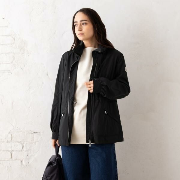 MONCLER（モンクレール）のブルゾンが入荷しました なめらかでさらりとした風合いが魅力のブルゾン。ウエストをキュッと絞ることができるドローコードを備えており、すっきりとした着こなしが叶います。腰回