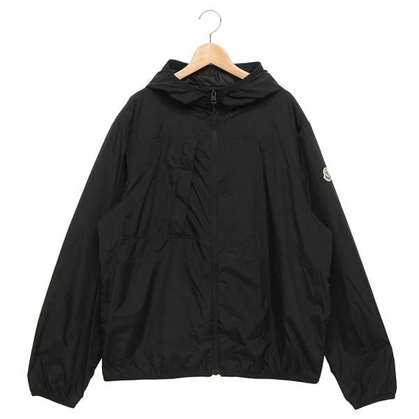 MONCLER（モンクレール）のジャケットが入荷しました 軽量かつ耐久性に優れたジャケット。シンプルなデザインながら、袖にあしらったロゴパッチでアクセントを加えました。薄手でコンパクトに折り畳むことが