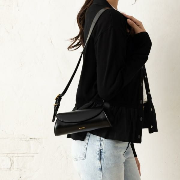 JIL SANDER（ジルサンダー）のショルダーバッグが入荷しました 筒状のシルエットが可愛らしいショルダーバッグ。上品なツヤのある風合いに、ロゴを添えてアクセントを効かせました。マグネットボタン仕様