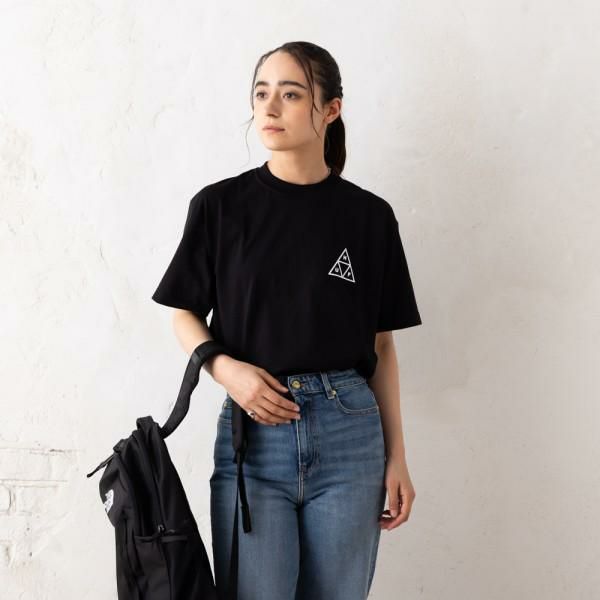 HUF（ハフ）のTシャツが入荷しました 落ち着いたカラーに、トライアングルロゴがアクセントになったデザイン。肌当たりの良い柔らかい素材感で、着心地も良好です。ベーシックなクルーネック仕様で、幅広いボト