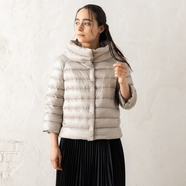 HERNO（ヘルノ）のダウンジャケットが入荷しました 顔周りを華やかにするシャイニーカラーのダウンジャケット。7分丈袖なので、インナーに長袖のニットやシャツを着てレイヤードスタイルにしてもおしゃれです