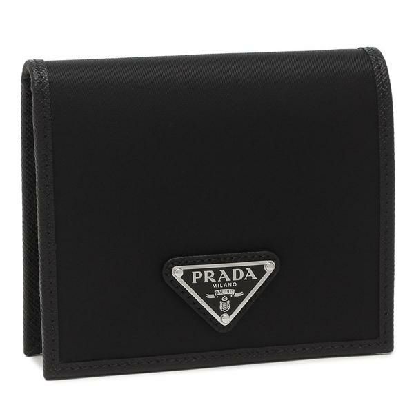 PRADA（プラダ）の2つ折り財布が入荷しました カジュアルかつスタイリッシュなルックスのウォレット。フロントにトライアングルロゴを施してアクセントを効かせました。内部に複数のカードスロットと札入れを