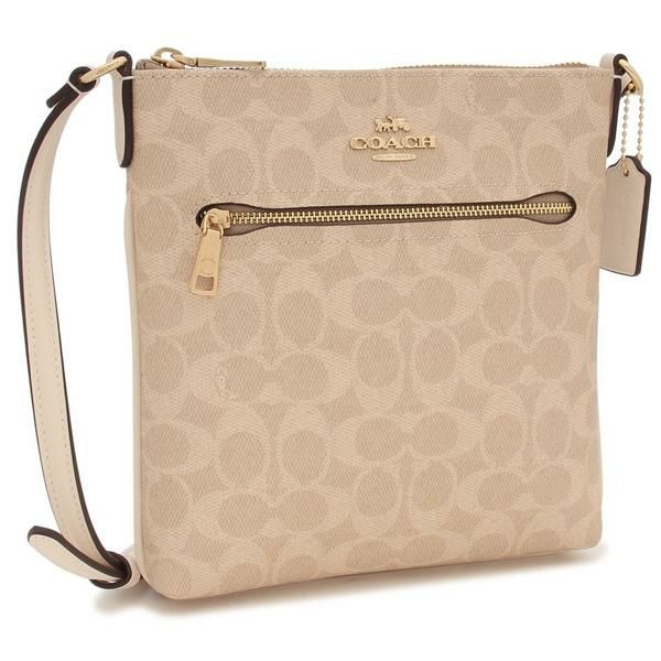 COACH（コーチ）のショルダーバッグが入荷しました 全体をアイコニックなシグネチャー柄で彩り、華やかに仕上げた一品です。目を惹くメタルカラーのロゴパーツは、高級感を引き上げるアクセント。外側と内側に