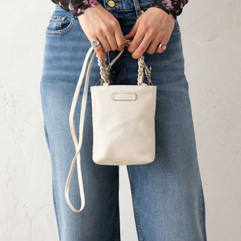 GIANNI CHIARINI（ジャンニキアリーニ）のハンドバッグが入荷しました フロントにさりげなくブランドネームをあしらったシンプルなデザインのバッグ。美しく編み込まれたハンドル部分がおしゃれなポ