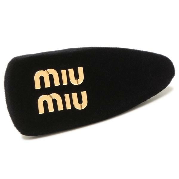 MIU MIU（ミュウミュウ）のヘアアクセサリーが入荷しました きらめくメタルロゴを施し、華やかな表情に仕上げました。ふんわりとした素材感で、ほんのり愛らしさもプラス。さまざまなファッションとマッチし