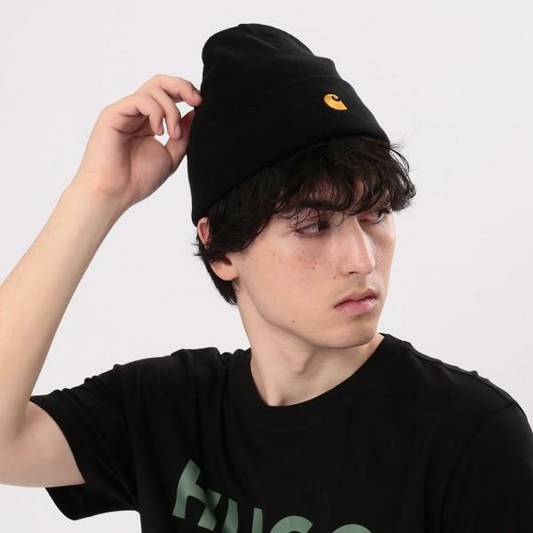 Carhartt WIP（カーハート）の帽子が入荷しました 折り返しにステッチされたメタリックなCロゴが印象的な一品。柔らかくカーブを描くフォルムはどこか親しみやすさを纏っています。優しいフィット感を