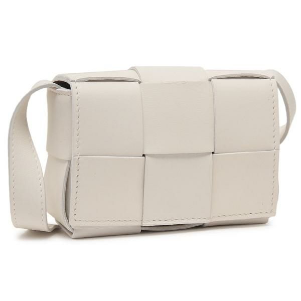 BOTTEGA VENETA（ボッテガヴェネタ）のショルダーバッグが入荷しました 編み込みを施し、立体的なデザインに仕上げたショルダーバッグ。すっきりとしたスクエア型のフォルムで、コーディネートにすん