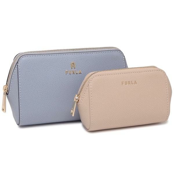 FURLA（フルラ）のポーチが入荷しました 大きさと色を変えて揃えたセット組み。淡く柔らかなカラーと風合いが女性らしさを高めるポイントです。開口部が大きく開くため中身を視認しやすく、使いたいものをサッ