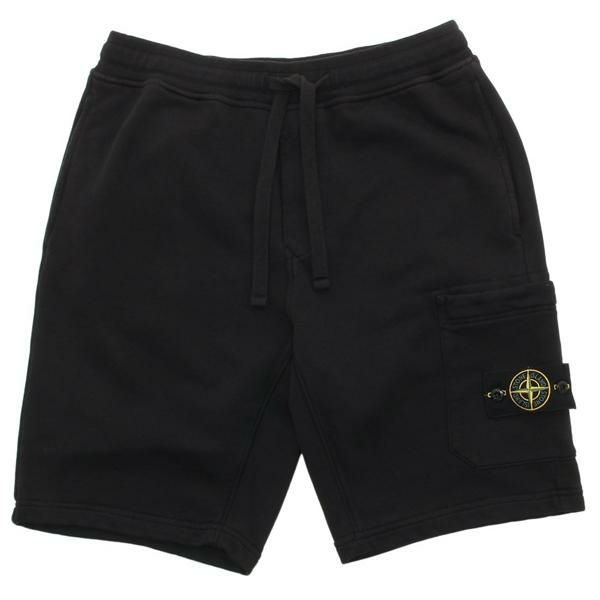 STONE ISLAND（ストーンアイランド）のパンツが入荷しました さりげないロゴ刺しゅうがアクセントになったスポーティ感のあるショートパンツです。ウエストは着脱しやすい総ゴム仕様で、リラックスした