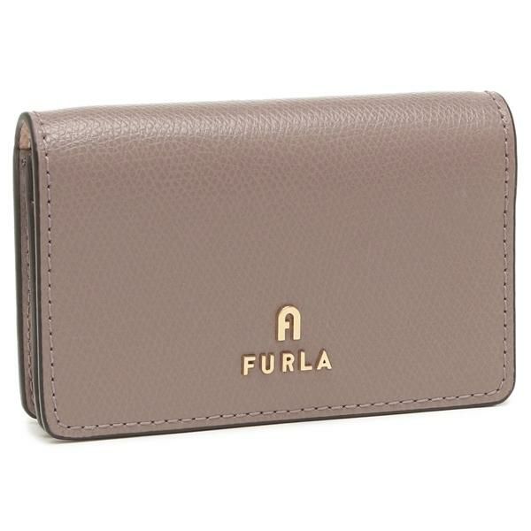 FURLA（フルラ）のカードケースが入荷しました 落ち着いたカラーリングで上品に仕上げたカードケースです。フロントはきらめくメタルロゴが飾り、高級感もたっぷり。スナップボタン仕様で開閉しやすいのも魅力