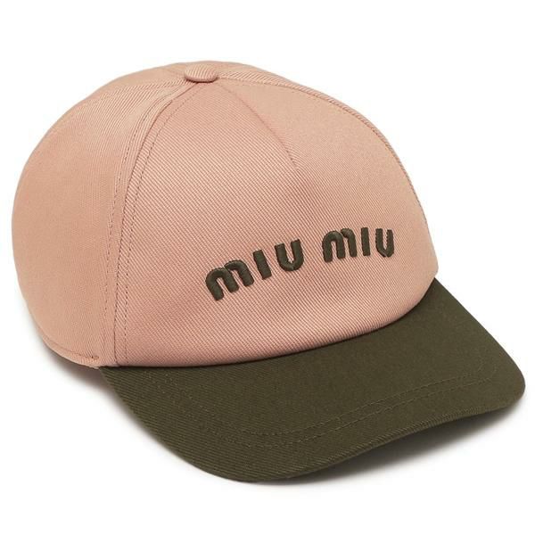 MIU MIU（ミュウミュウ）のキャップが入荷しました フロントにあしらった立体的なロゴ刺しゅうが存在感を放ちます。配色デザインのツバとロゴも個性あふれるポイント。明るい表情を持ちながらも、トーンを抑