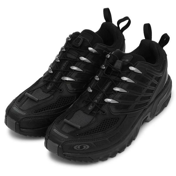 SALOMON（サロモン）のスニーカーが入荷しました シックなベースに映えるメタルカラーの配色がおしゃれな1足です。踵から2本飛び出すプルストラップは、遊び心を感じるアクセント。部分的にメッシュを配し