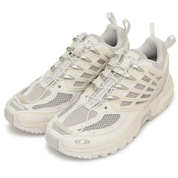SALOMON（サロモン）のスニーカーが入荷しました メタルカラーで配色を効かせたスタイリッシュなルックスが特徴。タンにはブランドロゴを添えたタグを配し、さりげないブランドアピールを叶えてくれます。踵
