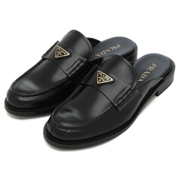 PRADA（プラダ）のサンダルが入荷しました 艶やかな素材の表情にトライアングルロゴが映える、洗練されたデザイン。フラットなヒールデザインで歩きやすく、快適な歩行をサポートします。さっと脱ぎ履きしやす