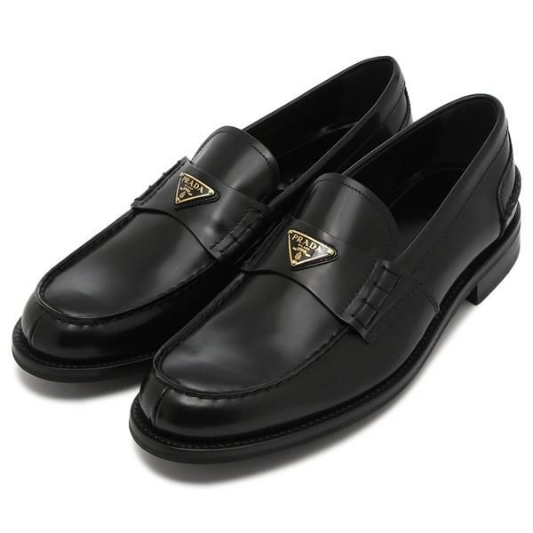 PRADA（プラダ）のローファーが入荷しました 洗練されたトライアングルロゴがアクセントになった1足。すっきりとしたラウンドトゥと上品な光沢が魅力です。安定感のあるヒールデザインで、はき心地の良さにも